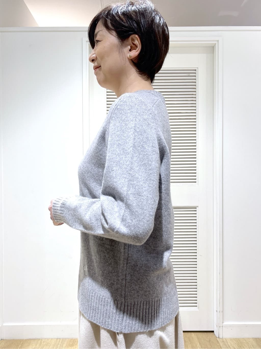 Miyazakiさんの「Dessin｜ウールカシミヤVネック」を使ったコーディネート
