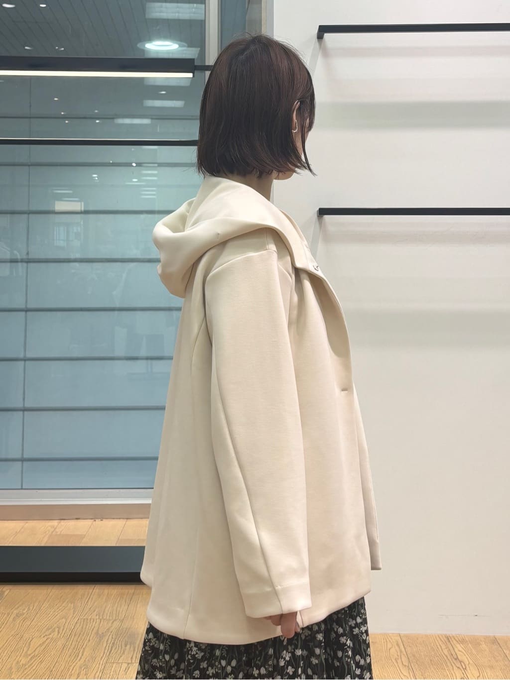 asamiさんの「INDIVI｜【秋映え柄/セットアップ可能】フラワーシフォンスカート」を使ったコーディネート