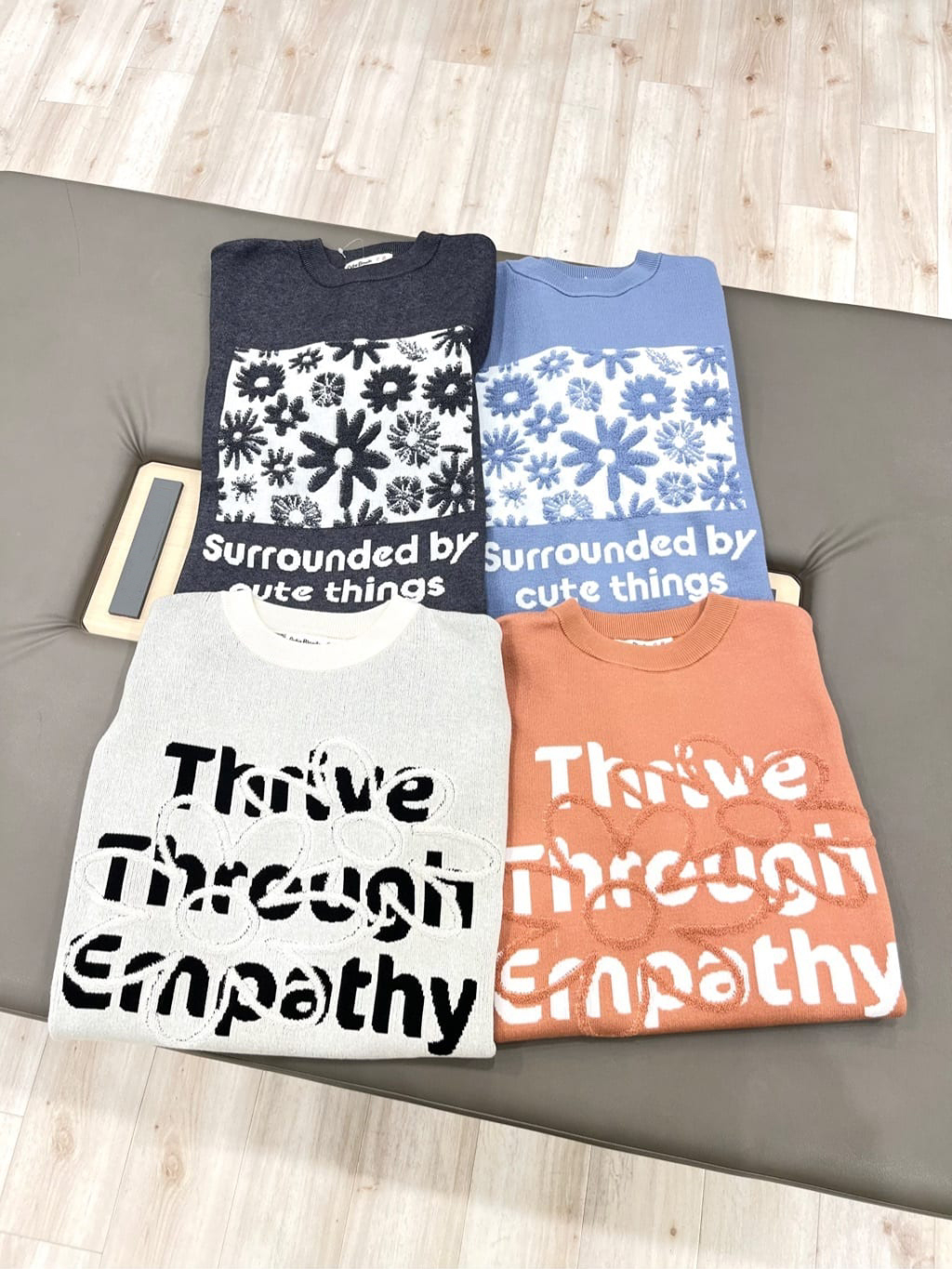 TUMU-TUMUさんの「SHOO･LA･RUE｜【体型カバー】ちくちくしにくい お花ロゴジャカードスウェットライクニット」を使ったコーディネート