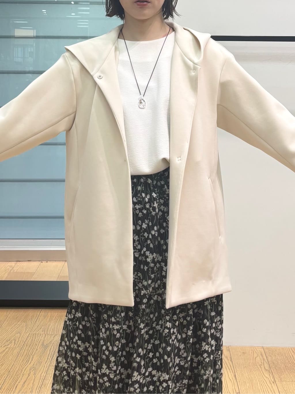 asamiさんの「INDIVI｜【秋映え柄/セットアップ可能】フラワーシフォンスカート」を使ったコーディネート