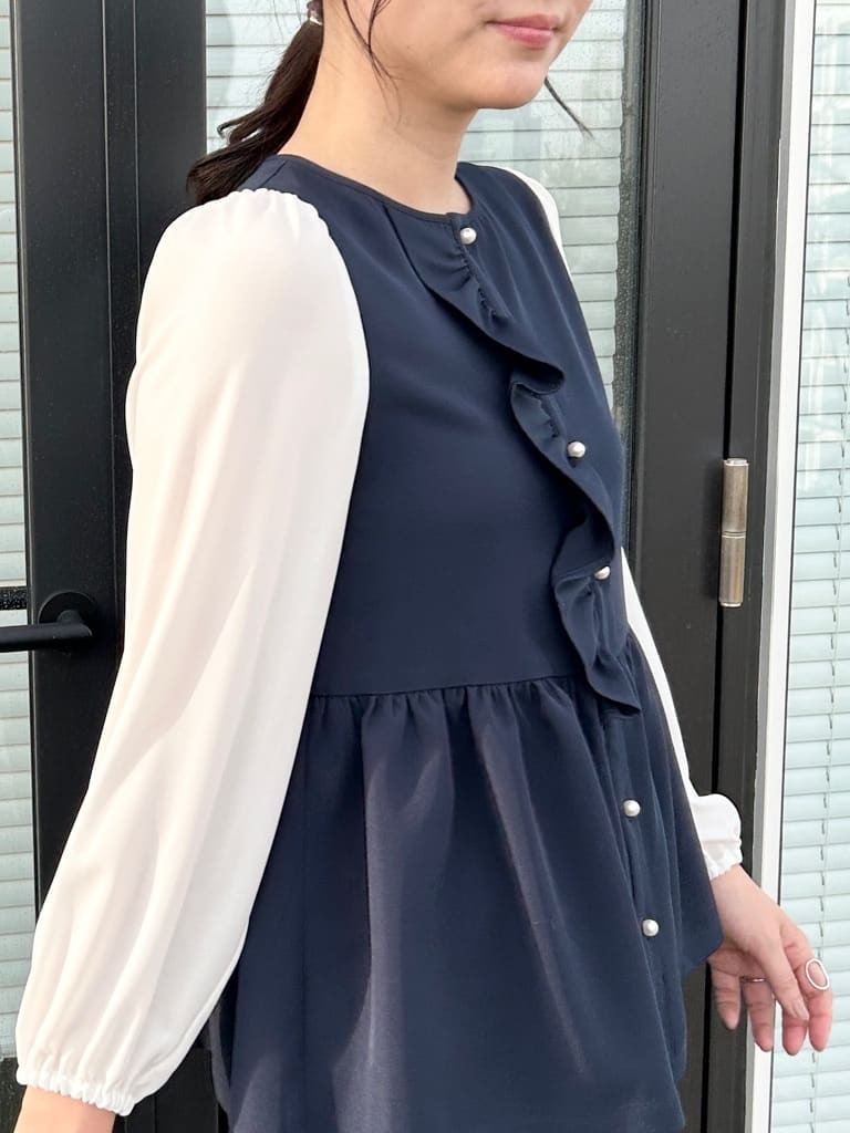 shinoさんの「Couture brooch｜【ハレの日・通勤】フリルドッキング ペプラムブラウス」を使ったコーディネート