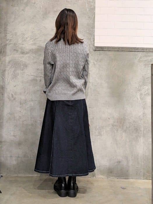  E.Yさんの「THE SHOP TK｜【着るだけでコーデ完成】シャツレイヤード風 ケーブルニット」を使ったコーディネート