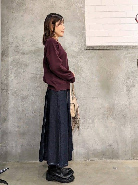  E.Yさんの「THE SHOP TK｜【すっきりシルエットが叶う】大人のためのVネックニット/毛玉になりにくい/静電気防止/洗濯機OK」を使ったコーディネート
