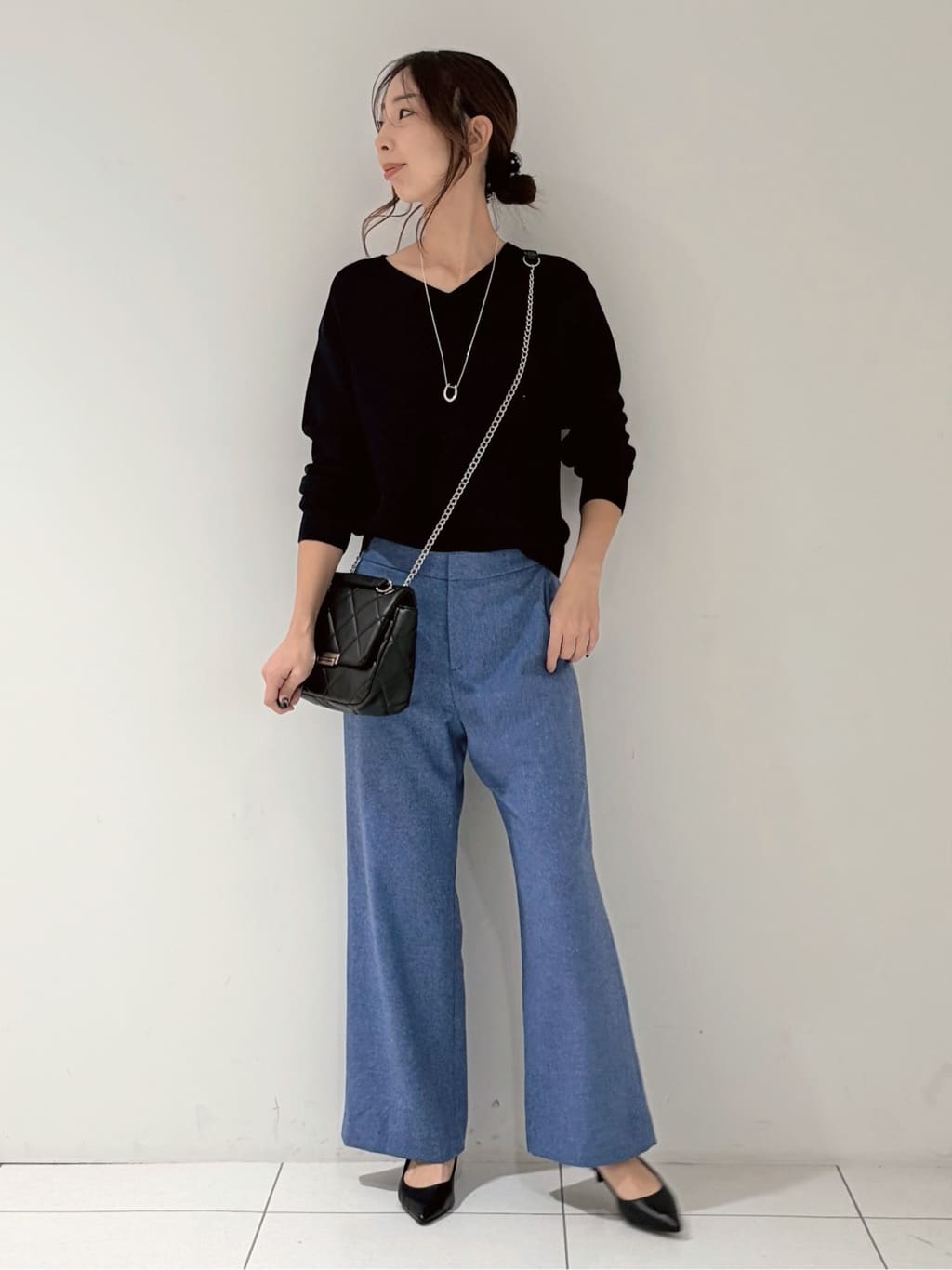 shioriさんの「INDIVI｜【ウール混ラメ素材】Vネック煌めきニット」を使ったコーディネート
