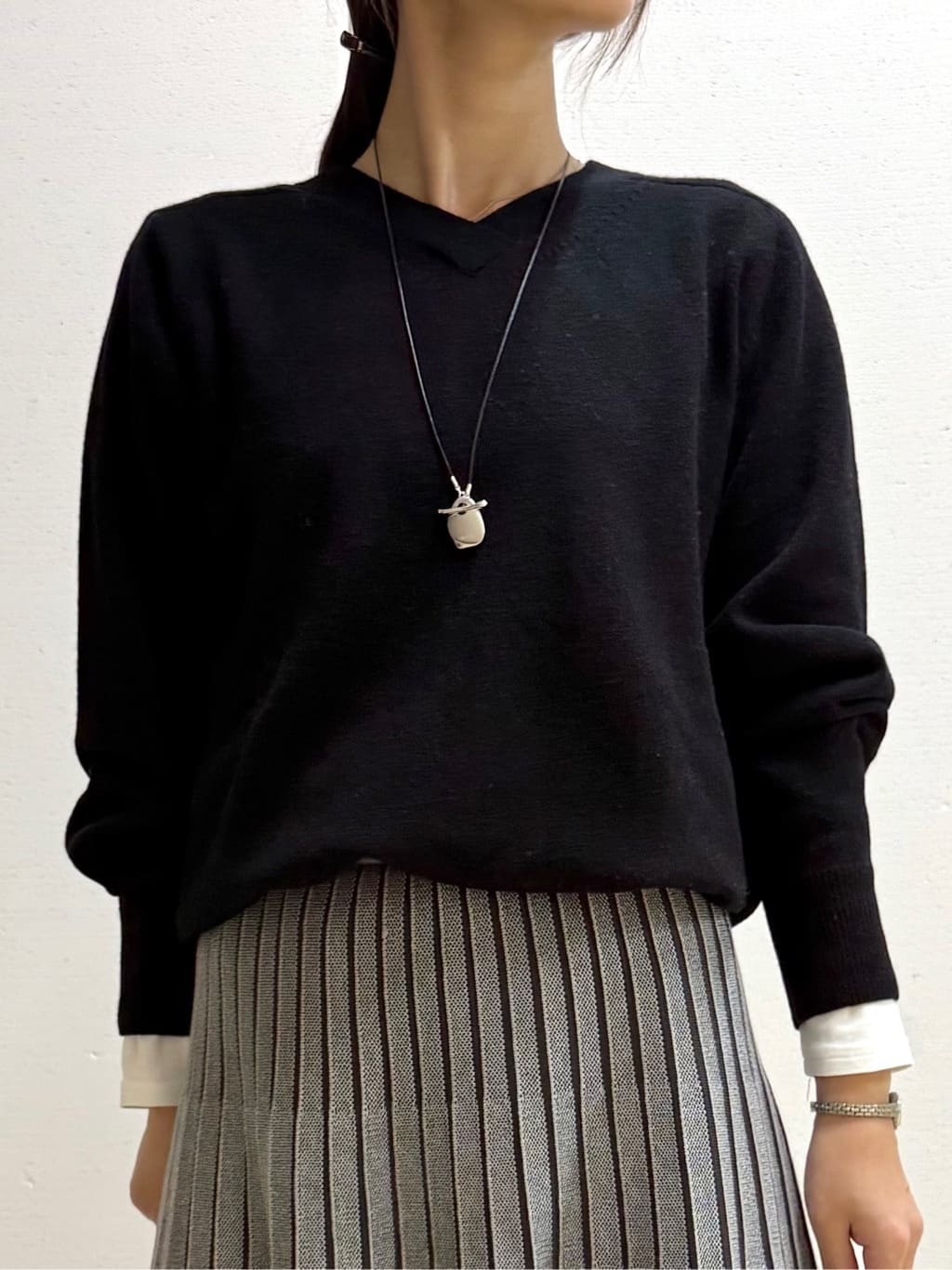 mamiさんの「INDIVI｜【洗える／チュニック丈／カシミヤ混】スリットデザインVネックニット」を使ったコーディネート
