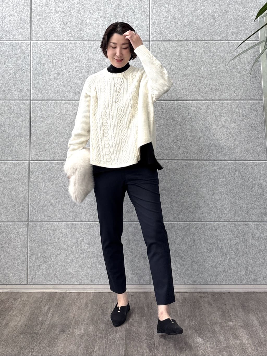 yuriさんの「INDIVI｜【洗える】ケーブルデザイン ラウンドヘムニット」を使ったコーディネート