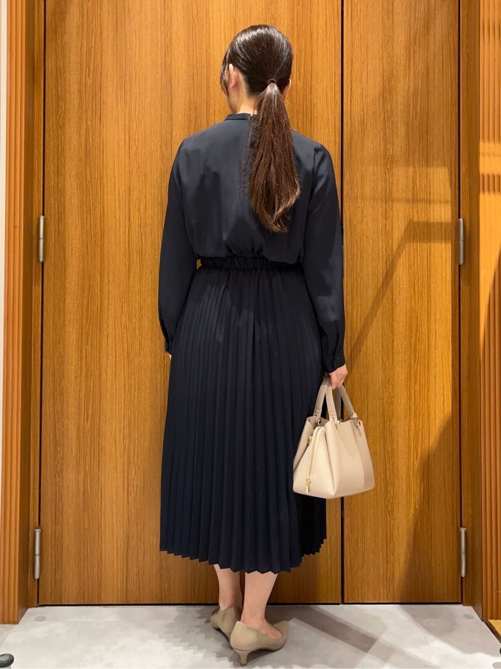 アスカさんの「index｜ラメチュールシフォン&times;フェイクパールコサージュ」を使ったコーディネート