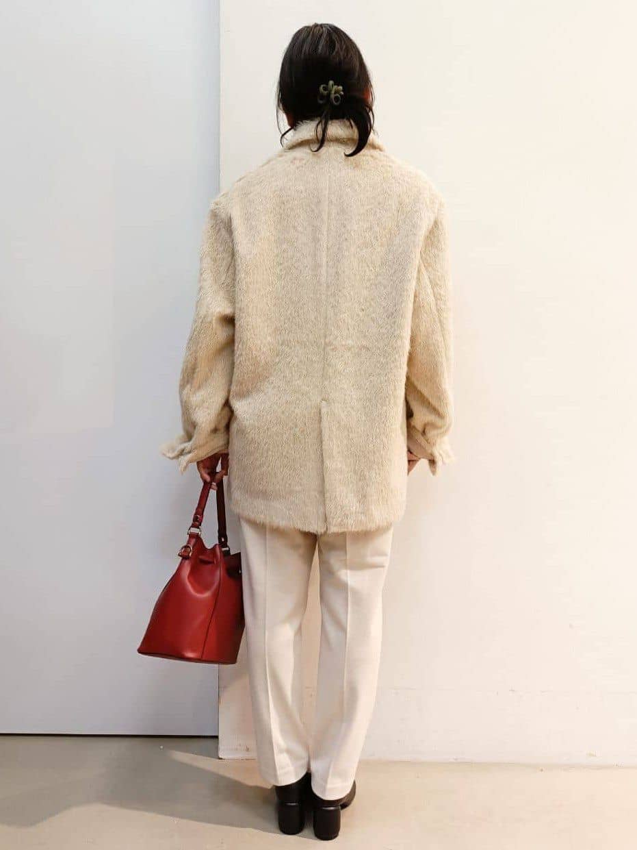 あんさんの「THE SHOP TK｜纏うだけで大人上品 シャギーチェスターハーフコート」を使ったコーディネート