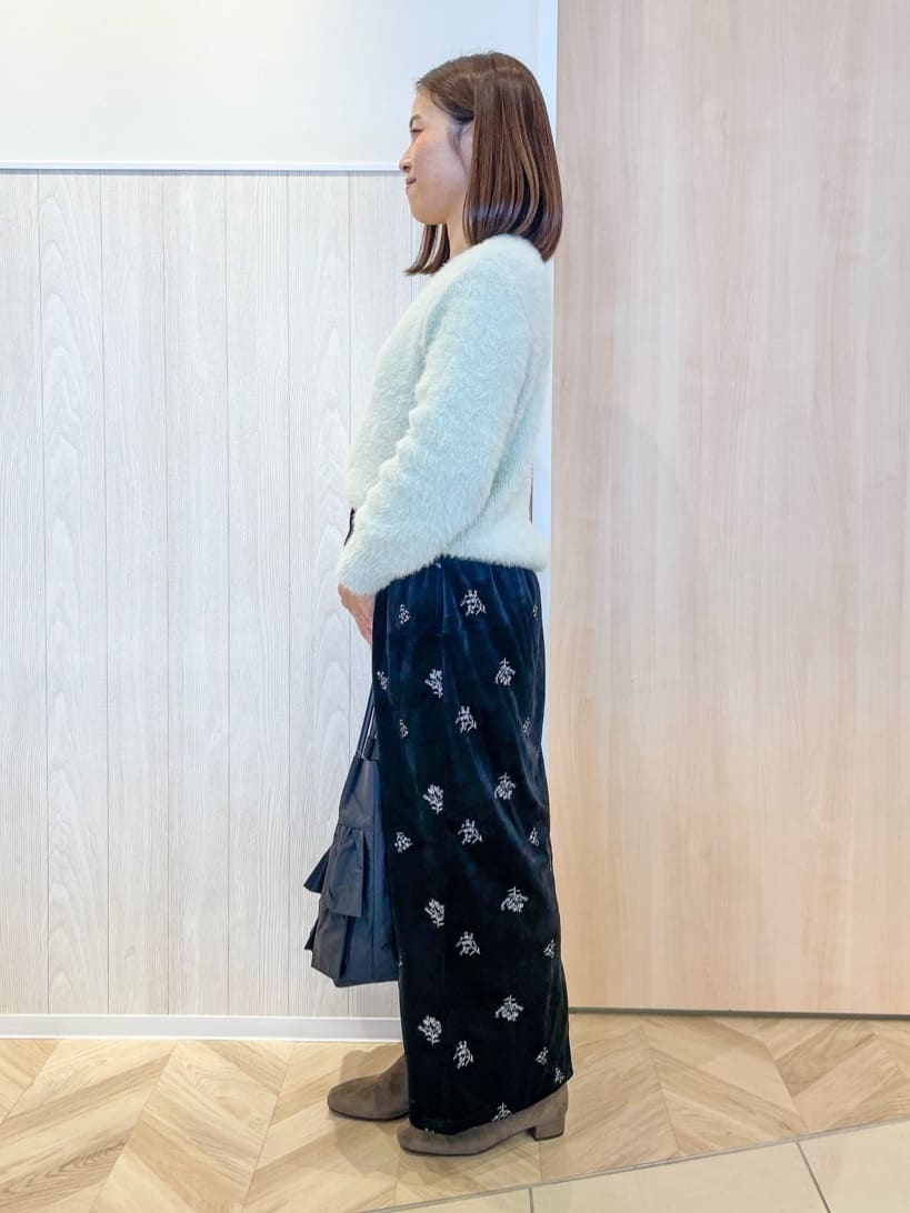 tomoさんの「SHOO･LA･RUE｜【S-LL】きらっと華やか ふんわりラメフェザーニット」を使ったコーディネート