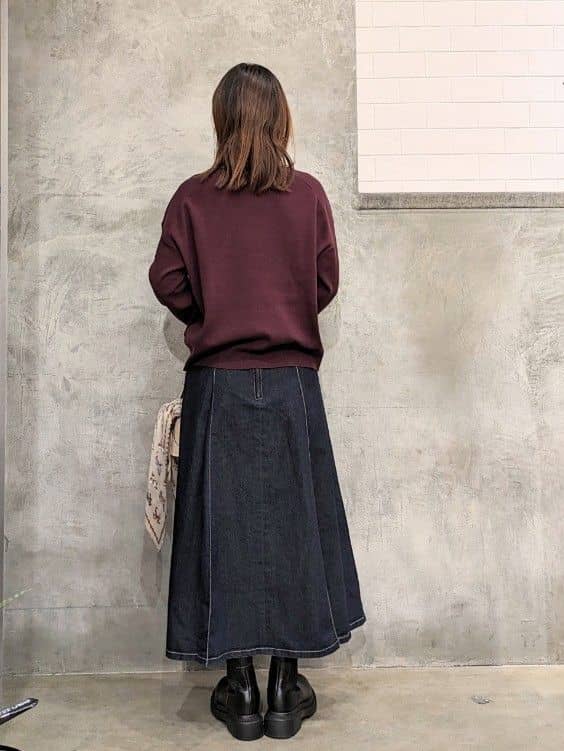  E.Yさんの「THE SHOP TK｜【すっきりシルエットが叶う】大人のためのVネックニット/毛玉になりにくい/静電気防止/洗濯機OK」を使ったコーディネート