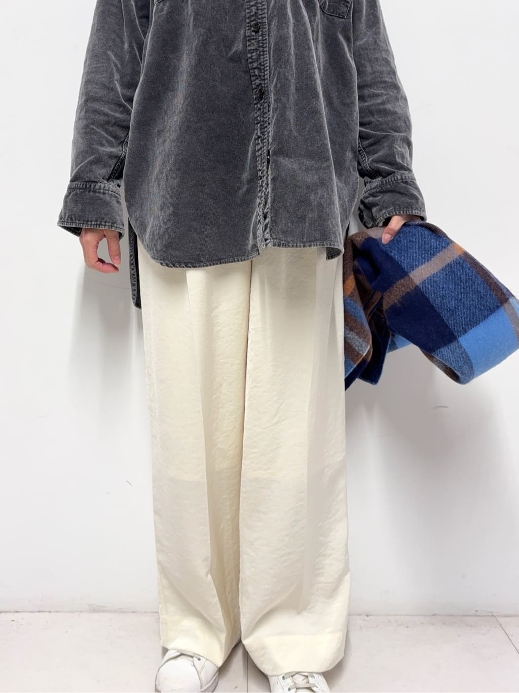 Nishijimaさんの「DRESSTERIOR｜【インナー使いに最適/しっとり暖かな吸湿発熱素材】タートルネックプルオーバー」を使ったコーディネート