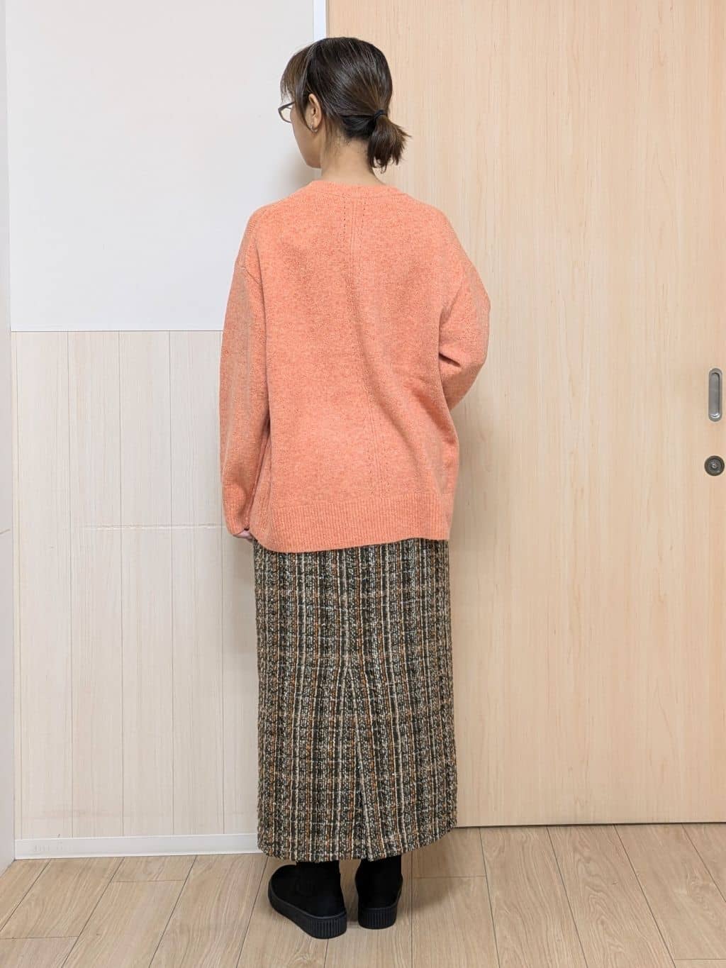 YuAさんの「SHOO･LA･RUE｜【S-LL】ミックスカラーで高見え ラメツイード ナロースカート」を使ったコーディネート