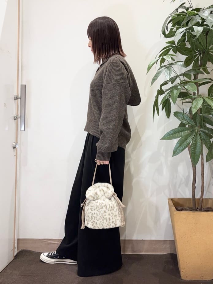 宗形さんの「SHOO･LA･RUE｜【S-LL】お顔周りをすっきり魅せる ふんわり Vネックフードニット」を使ったコーディネート