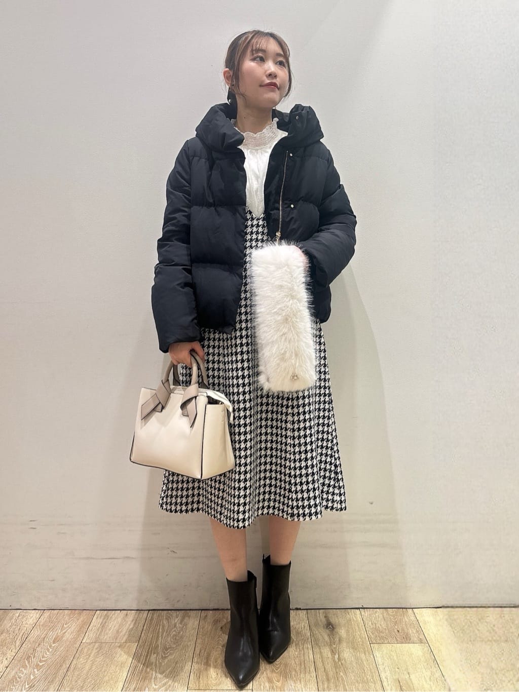 MOMOさんの「index｜フリルハイネックレーストップス【洗濯機OK】」を使ったコーディネート