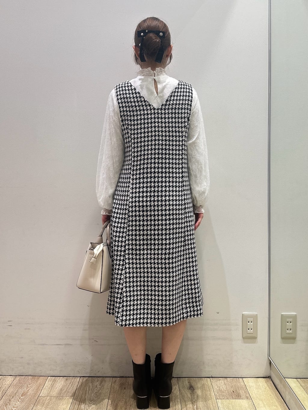 MOMOさんの「index｜フリルハイネックレーストップス【洗濯機OK】」を使ったコーディネート