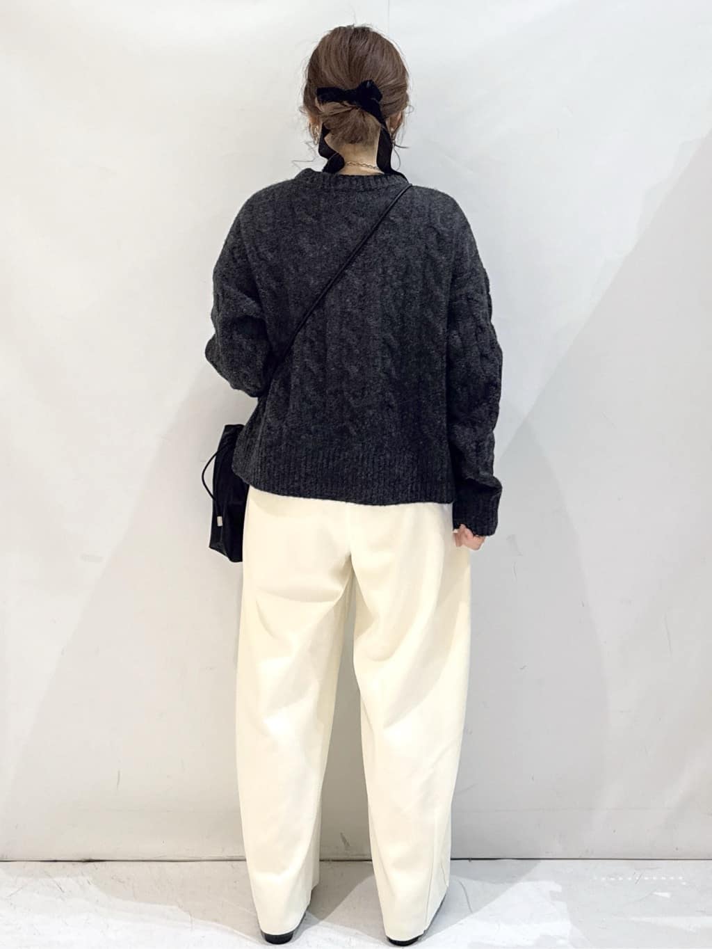 やすさんの「OPAQUE.CLIP｜カシミヤブレンドウールミドルピーコート」を使ったコーディネート
