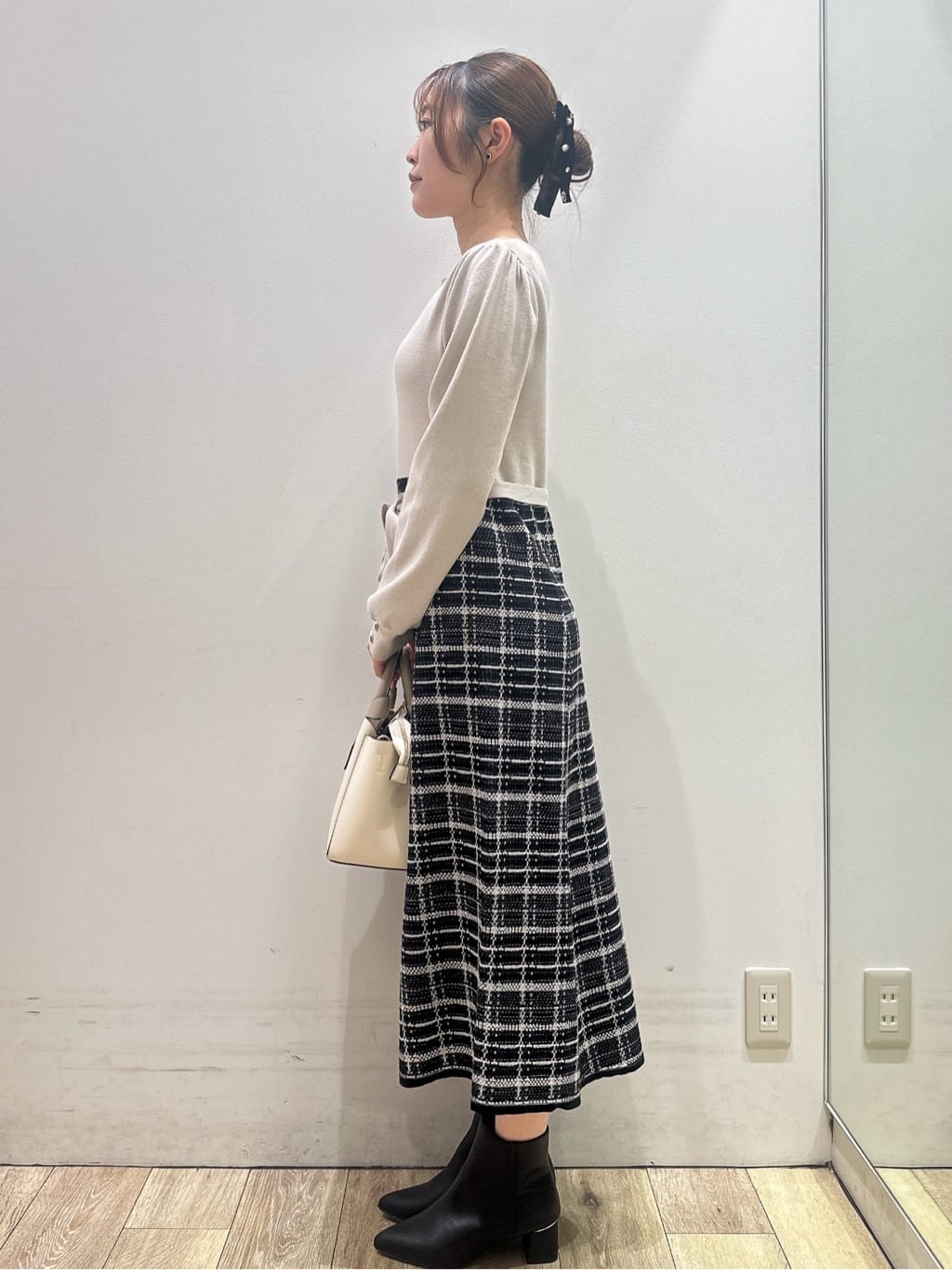 MOMOさんの「index｜チェックラメジャカードニットワンピース」を使ったコーディネート