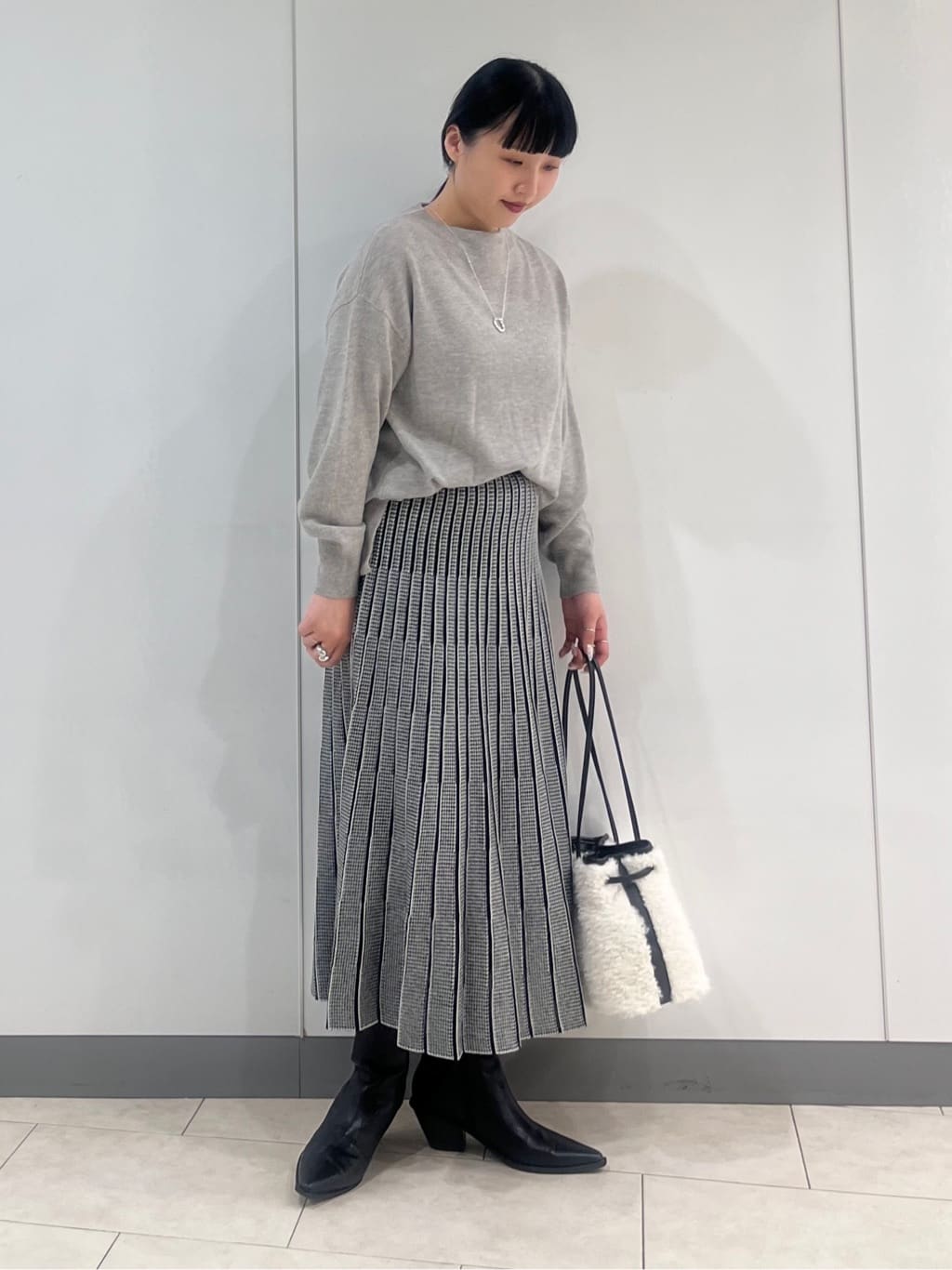 hasuさんの「INDIVI｜【洗える／カシミヤ混】ボトルネック ドルマンスリーブニット」を使ったコーディネート