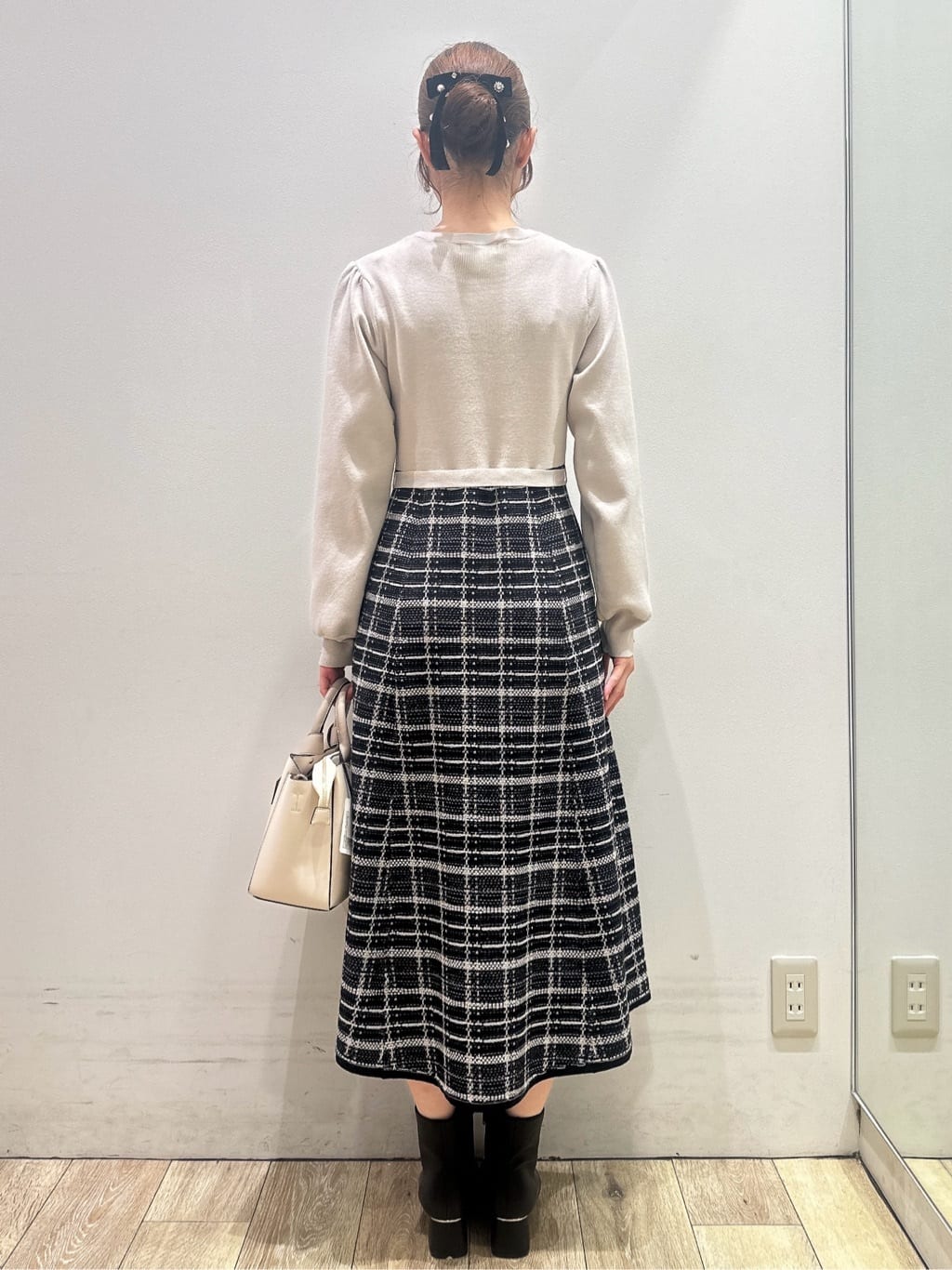 MOMOさんの「index｜チェックラメジャカードニットワンピース」を使ったコーディネート