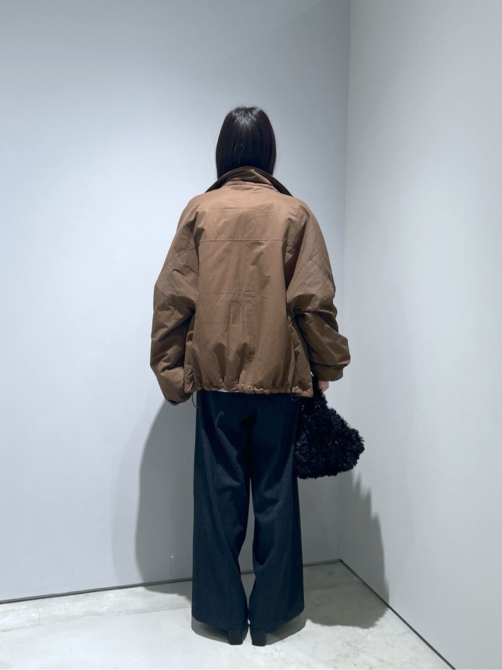Renoさんの「INDIVI｜フェイクファーマイクロバッグ」を使ったコーディネート