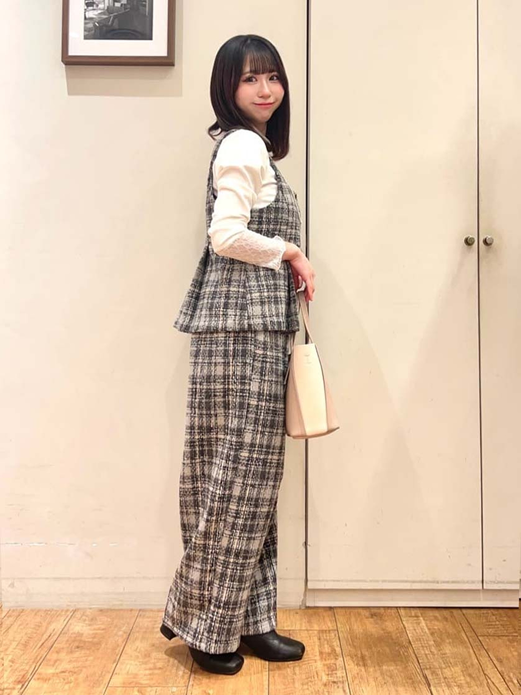 AIRIさんの「SHOO･LA･RUE｜【2点セット】着るだけで決まる クラシカルなツイード調 チェック柄セットアップ」を使ったコーディネート