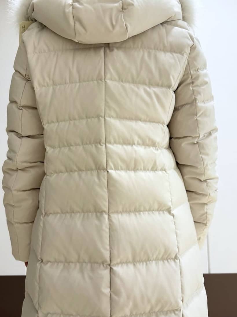 Rikoさんの「INDIVI｜【名品／撥水／抗菌防臭】ロング丈リサイクルダウンコート」を使ったコーディネート