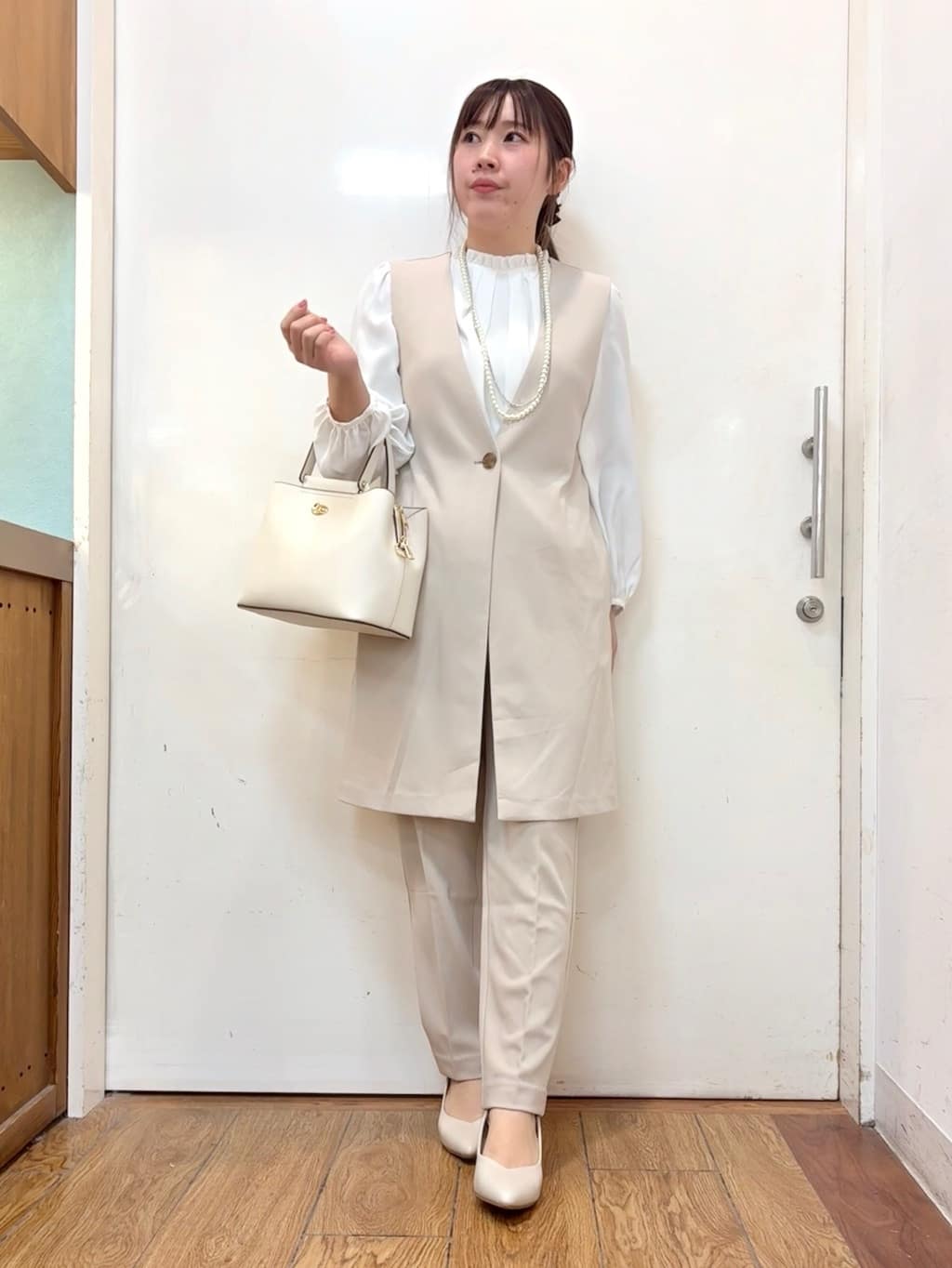 だいわさんの「SHOO･LA･RUE｜【洗濯機可/セットアップ可/S-3L】きちんと楽に。カットジョーゼット ロングジレ」を使ったコーディネート