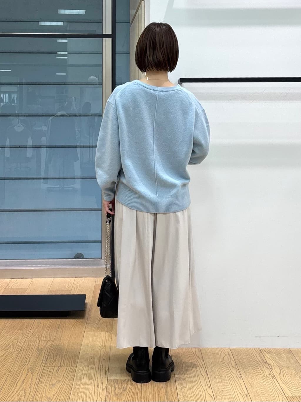 asamiさんの「INDIVI｜【洗える／カシミヤ混】ミドルゲージVネックニット」を使ったコーディネート