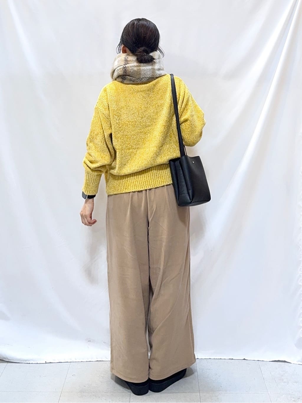 𝐇𝐢𝐫𝐨𝐦𝐢さんの「SHOO･LA･RUE｜【着丈選べる/きっと虜になる】あったかもちもち ワイドパンツ」を使ったコーディネート