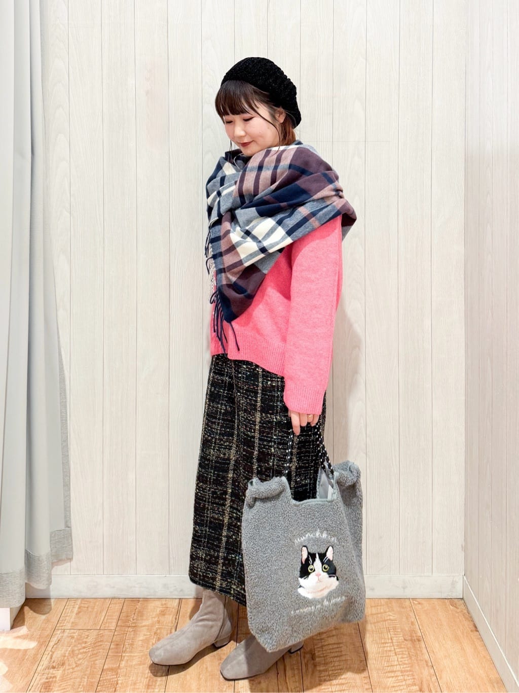 愛さんの「SHOO･LA･RUE｜【洗濯機可】お気に入りカラーを身にまとって　ふんわりゆるニット」を使ったコーディネート