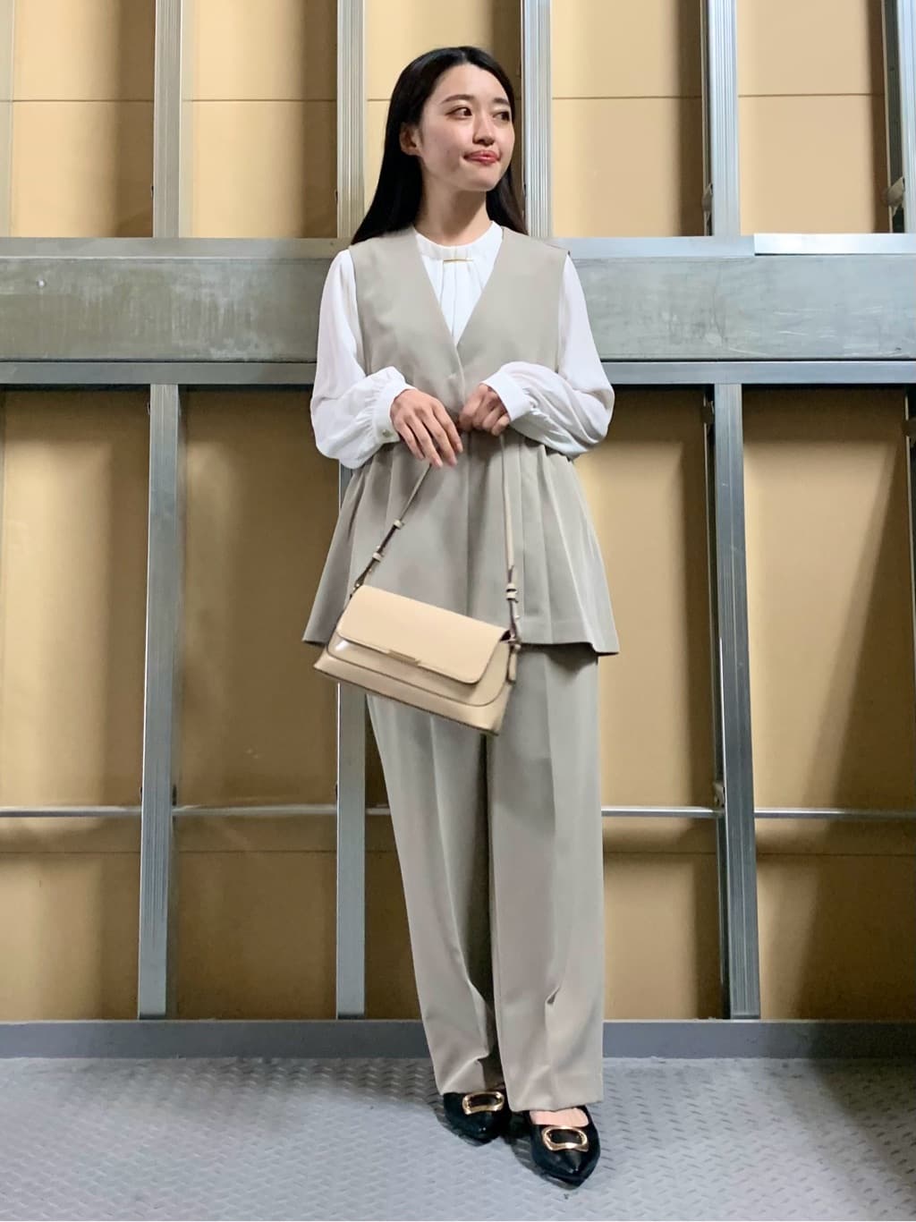 sahoさんの「THE SHOP TK｜【通勤・きちんと見えに】ダブルクロス ペプラムジレ/セットアップ可」を使ったコーディネート