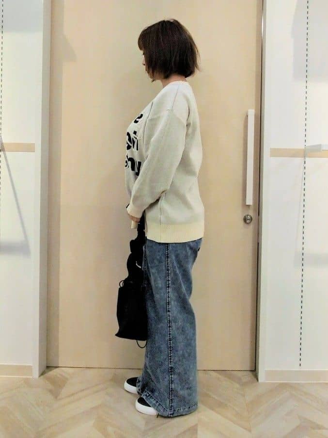 やすさんの「SHOO･LA･RUE｜【S-LL】抜け感あるスタイルに ケミカルデニム イージーワイドパンツ」を使ったコーディネート