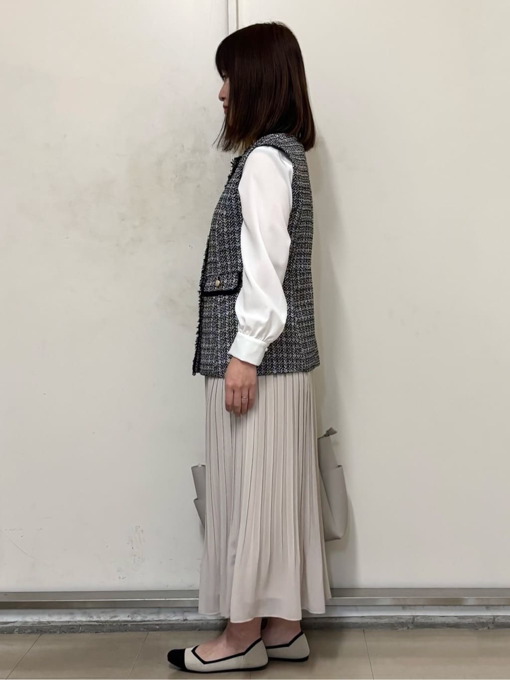 やまさんの「OPAQUE.CLIP｜バンドカラーフリルブラウス【洗濯機OK／イージーアイロン】」を使ったコーディネート