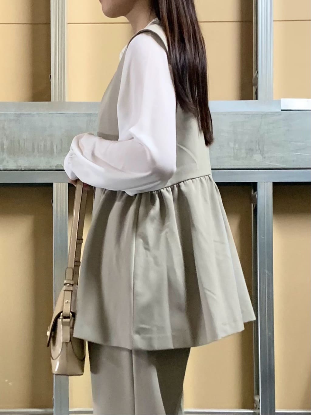 sahoさんの「THE SHOP TK｜【通勤・きちんと見えに】ダブルクロス ペプラムジレ/セットアップ可」を使ったコーディネート