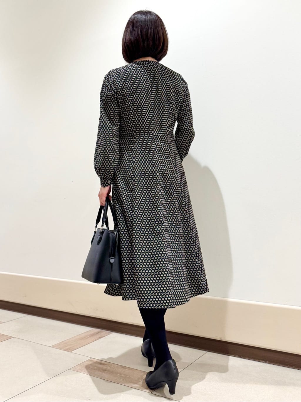 kaeさんの「Reflect｜【通勤/お出かけ◎】ジオメプリントクラシカルワンピース」を使ったコーディネート