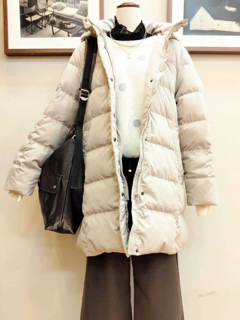 うっちーさんの「SHOO･LA･RUE｜【洗濯機可/撥水】フェイクファーフード ロングダウン」を使ったコーディネート