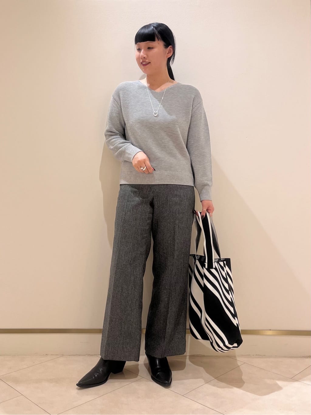 hasuさんの「INDIVI｜【ウール混ラメ素材】Vネック煌めきニット」を使ったコーディネート