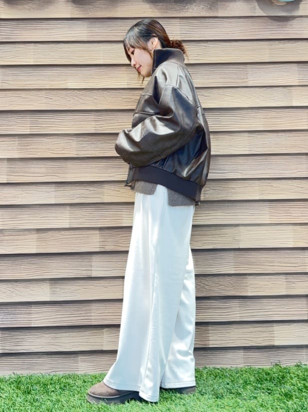 himiさんの「SHOO･LA･RUE｜【S-LL/洗濯機可】ふわふわがやみつきになる柔らかさ スウェットライクロゴニット」を使ったコーディネート
