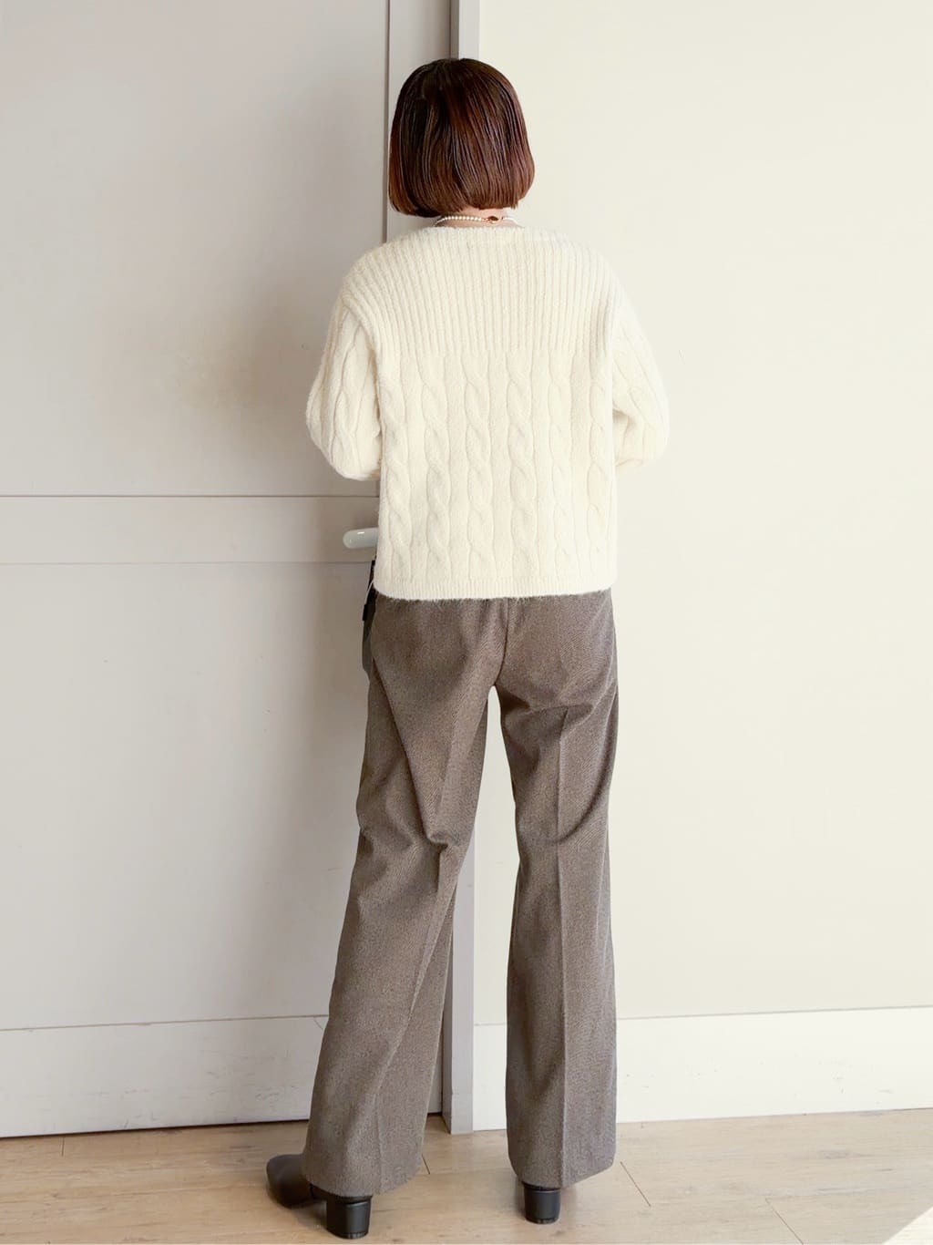 yamakoさんの「grove｜ふんわり包み込む ケーブルボートネックニット」を使ったコーディネート