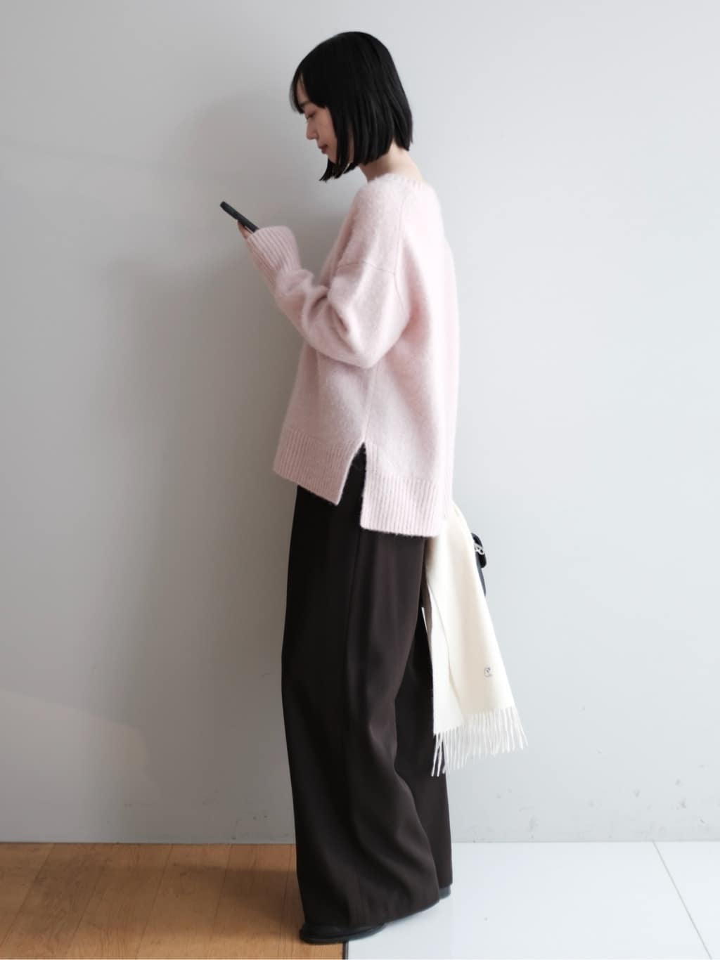 Kishimotoさんの「DRESSTERIOR｜アルパカブレンドVネックニット」を使ったコーディネート