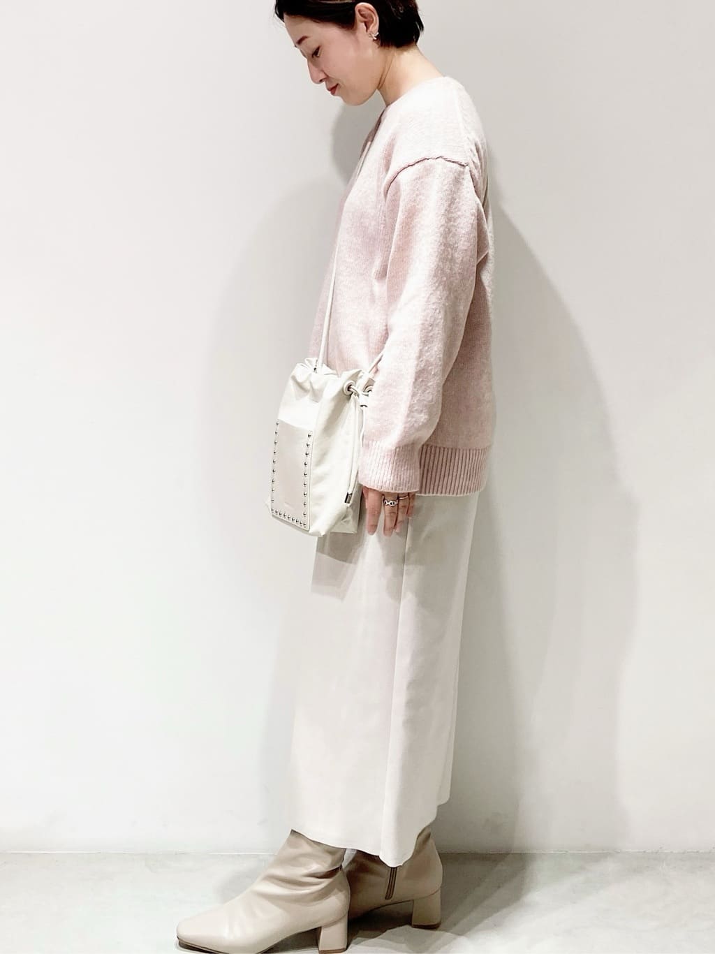 MIHOさんの「OPAQUE.CLIP｜リラクシークルーネックニット【洗濯機OK】」を使ったコーディネート