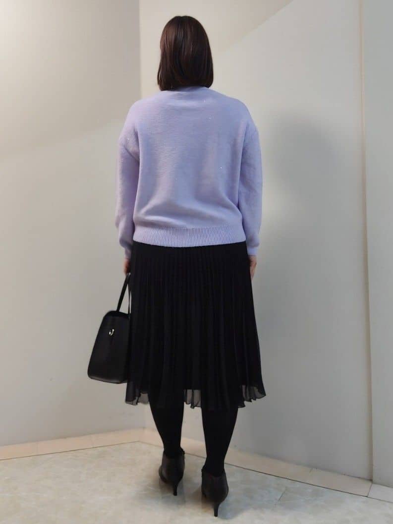 エリさんの「Reflect｜【選べる5色／ゆったりシルエット】Vネックスパンコールニット」を使ったコーディネート