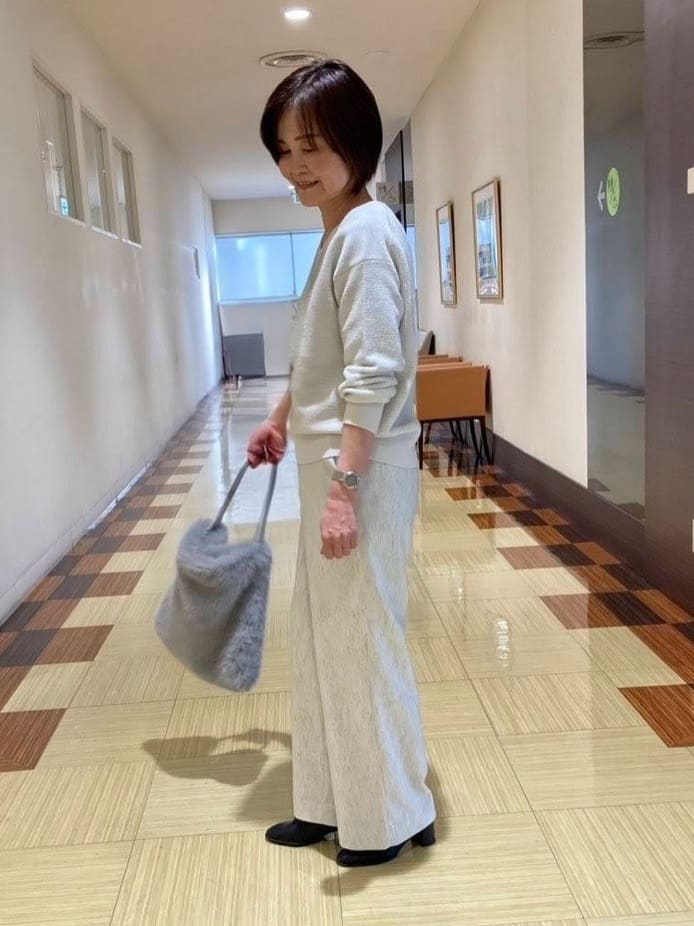 Fujikoさんの「INDIVI｜【ウール混ラメ素材】Vネック煌めきニット」を使ったコーディネート
