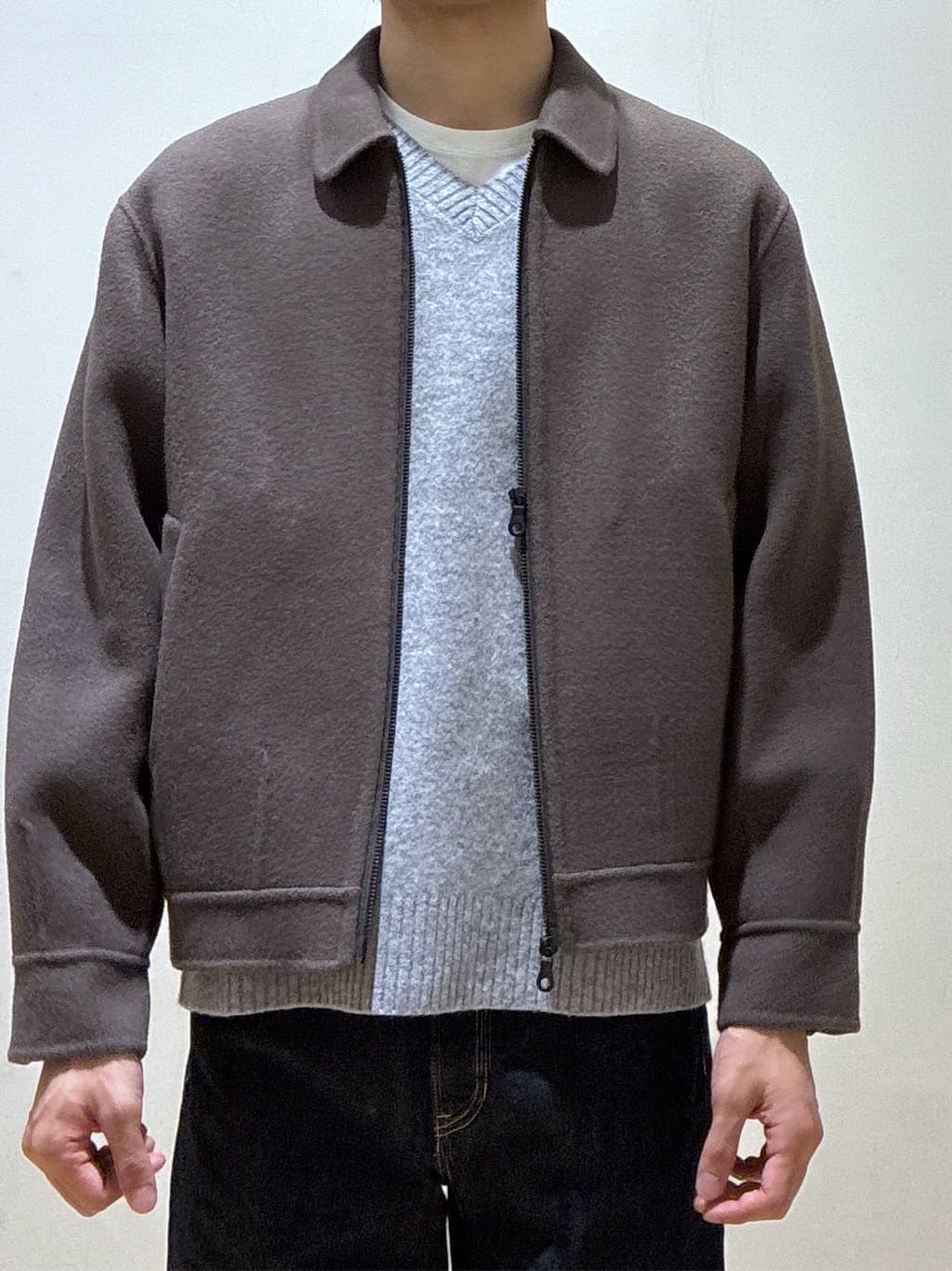 KAZUKIさんの「Dessin｜ウールカシミヤVネック」を使ったコーディネート