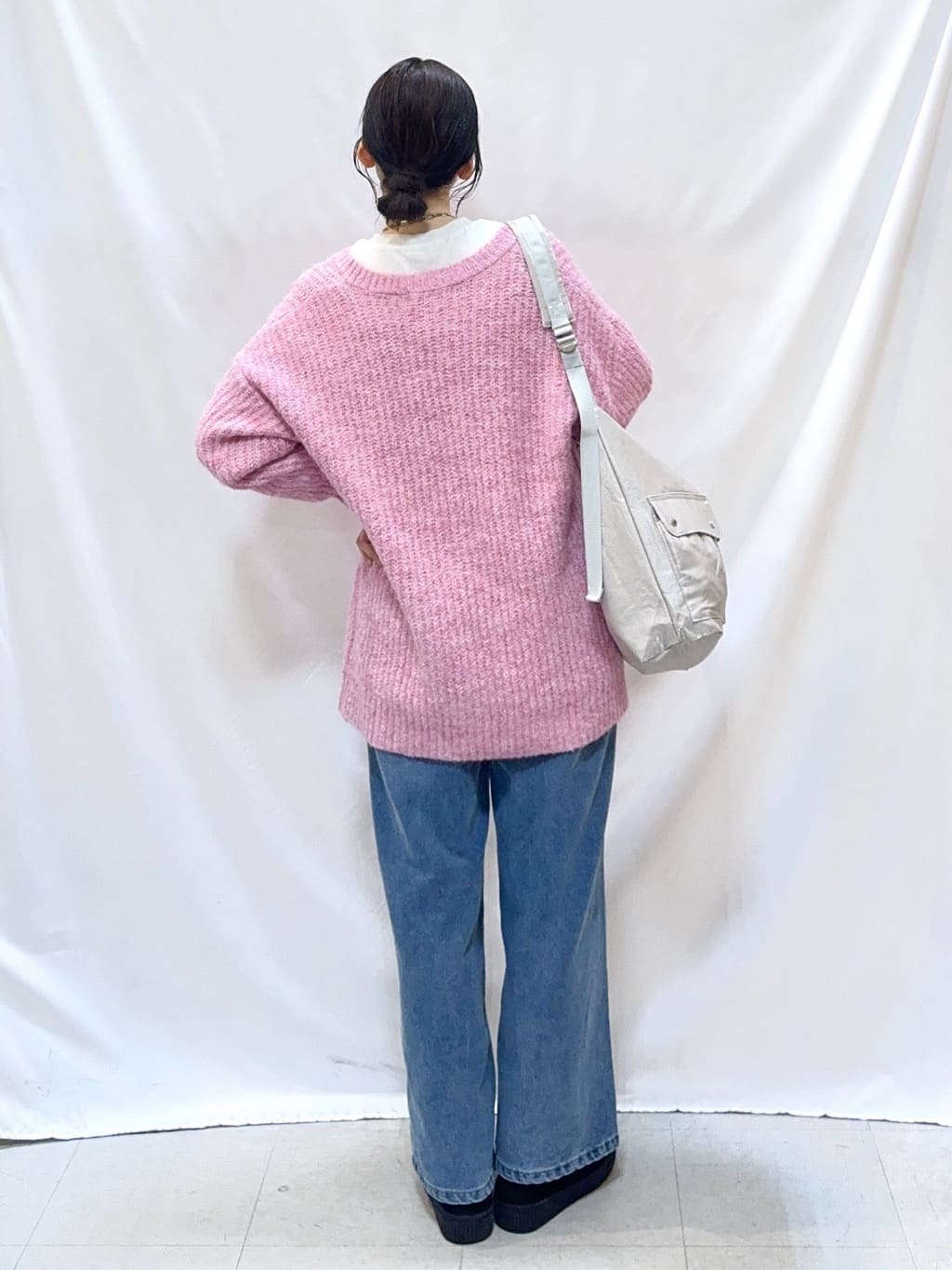 𝐇𝐢𝐫𝐨𝐦𝐢さんの「SHOO･LA･RUE｜ふわふわタッチ Vネックニットチュニック」を使ったコーディネート