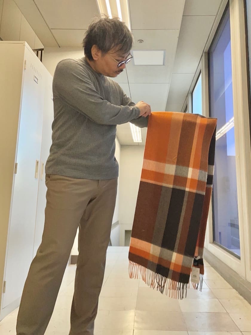 MAKOTO AIさんの「TAKEO KIKUCHI｜【洗えるカシミヤ】 ピュアカシミヤ パネルチェックマフラー」を使ったコーディネート
