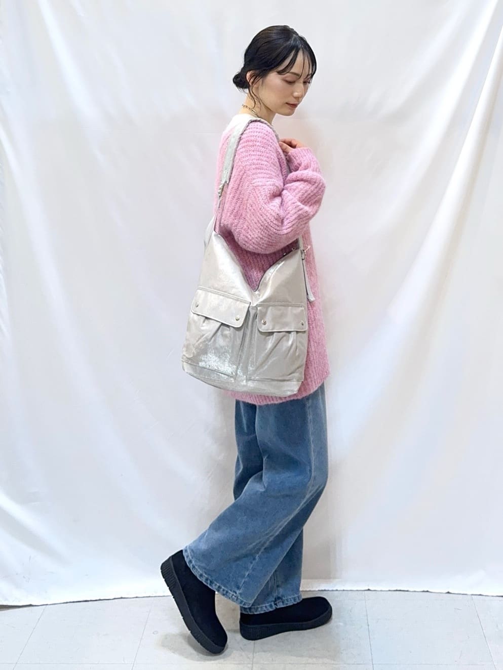 𝐇𝐢𝐫𝐨𝐦𝐢さんの「SHOO･LA･RUE｜ふわふわタッチ Vネックニットチュニック」を使ったコーディネート
