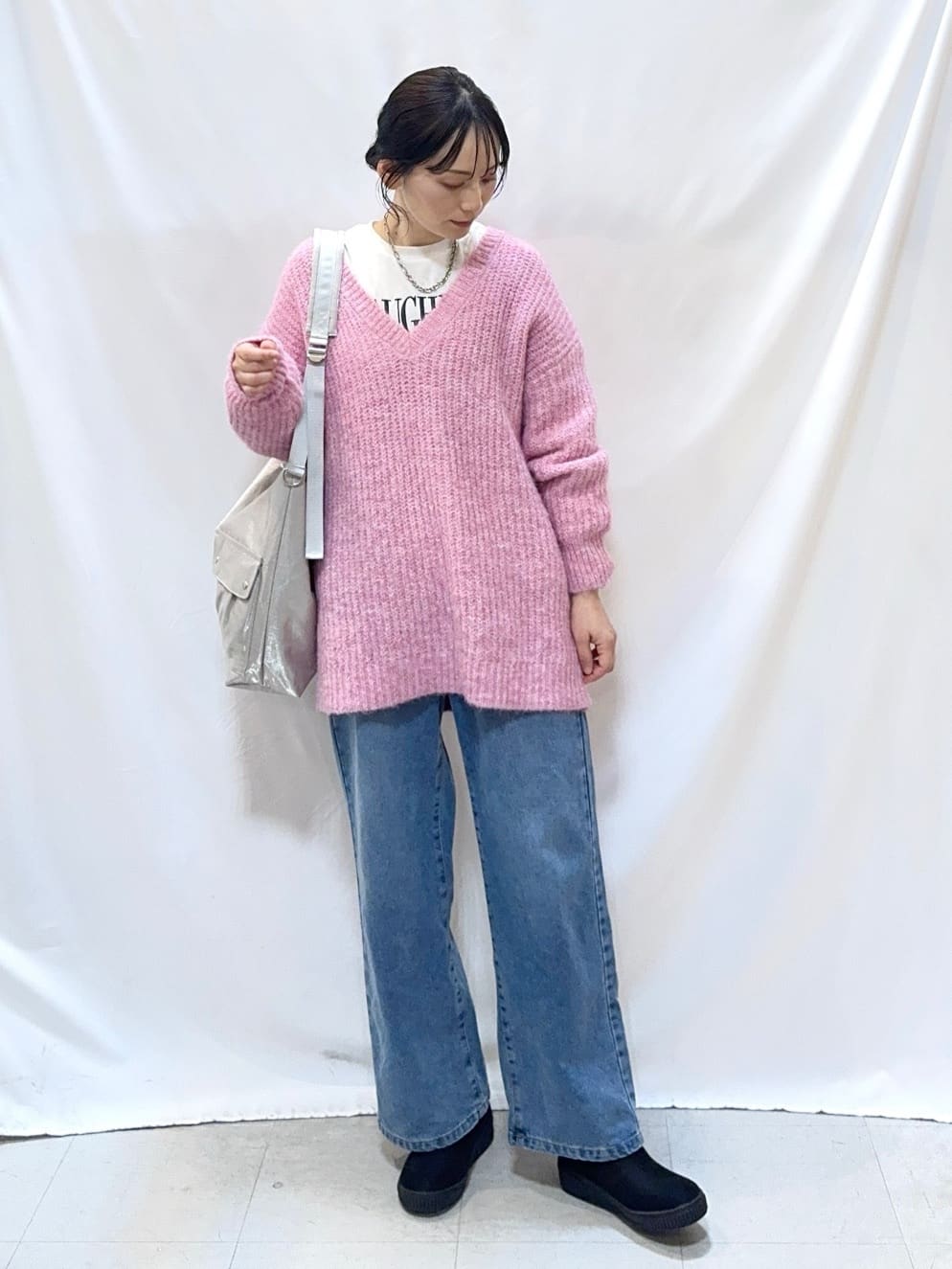𝐇𝐢𝐫𝐨𝐦𝐢さんの「SHOO･LA･RUE｜ふわふわタッチ Vネックニットチュニック」を使ったコーディネート