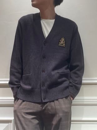 橋本さんの「DRESSTERIOR｜ウォッシャブル エンブレムカーディガン」を使ったコーディネート