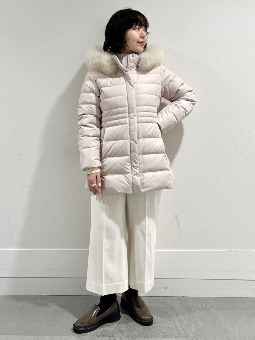 モエカさんの「UNTITLED｜【はっ水機能/フード取り外し可】ミディダウンコート」を使ったコーディネート